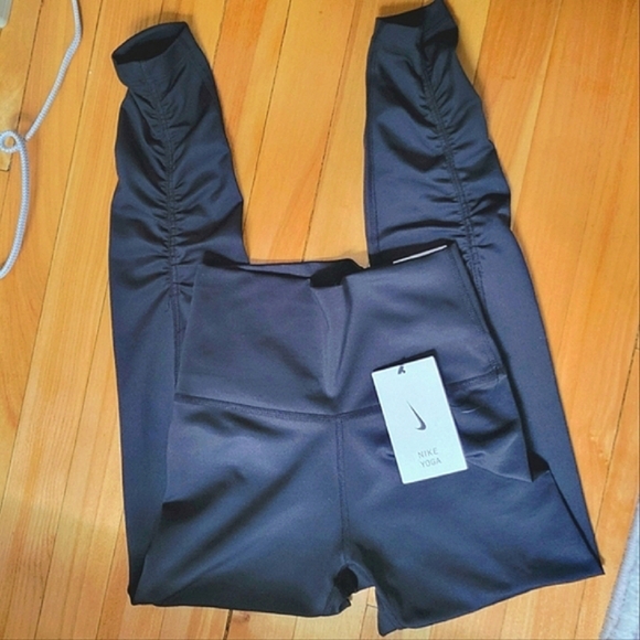 Nike Pants - Nike Yoga Rouched HR 3/4 length Tights